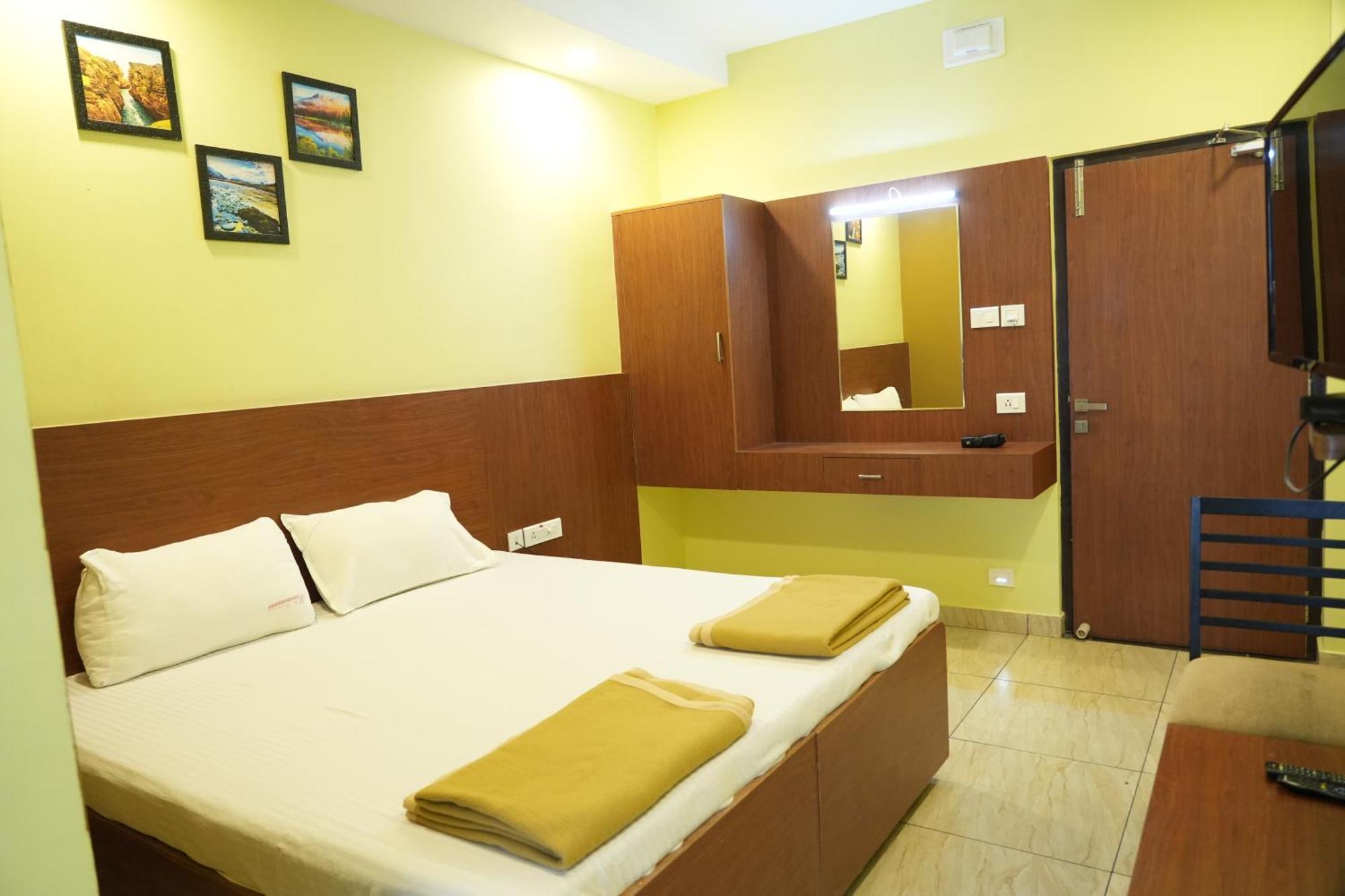 فندق Sri Krishnan Residency Pollāchi المظهر الخارجي الصورة